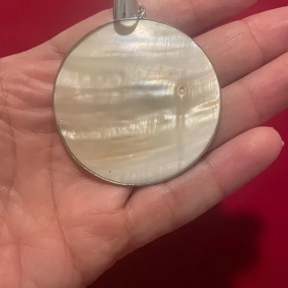 Cream and Silver Mother-of-Pearl Necklace - Picture 3 of 4